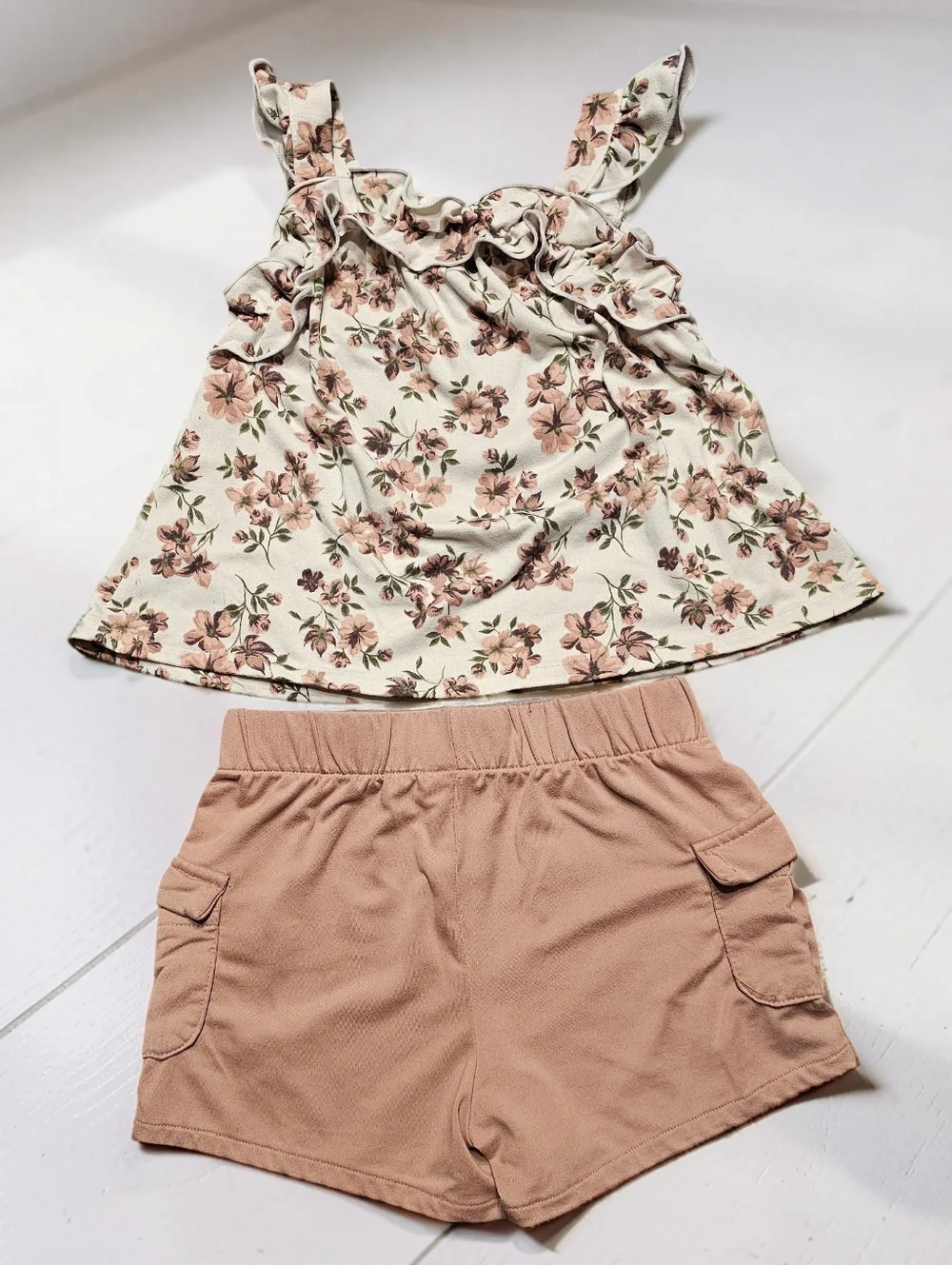 LITTLE LASS Mauve and Cream Floral Sleeveless Short Set. Size 4T. - Picture 5 of 5